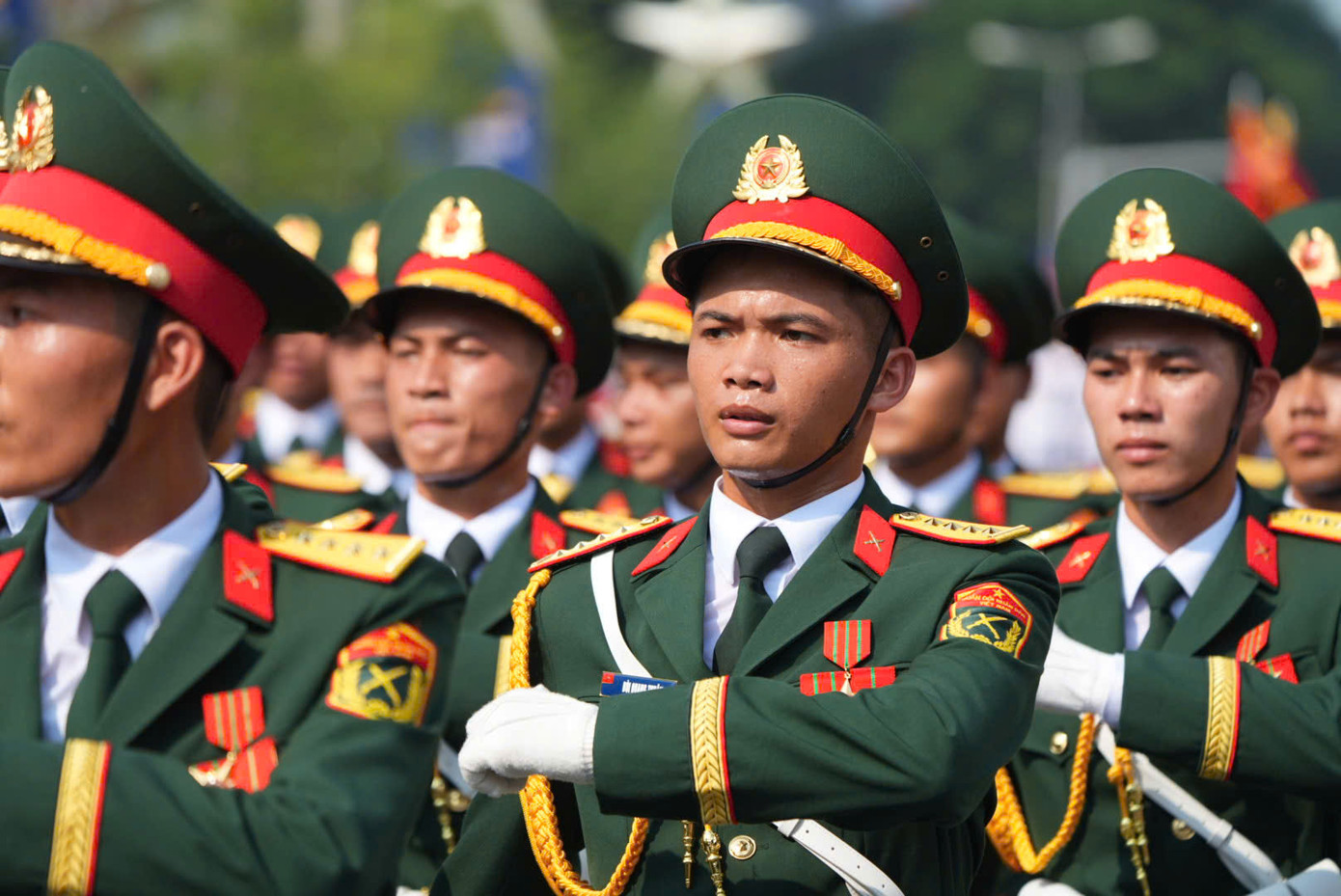 Tiêm kích Su-30MK2 thả bẫy nhiệt trên bầu trời TPHCM ảnh 35 Tiêm kích Su-30MK2 thả bẫy nhiệt trên bầu trời TPHCM ảnh 35