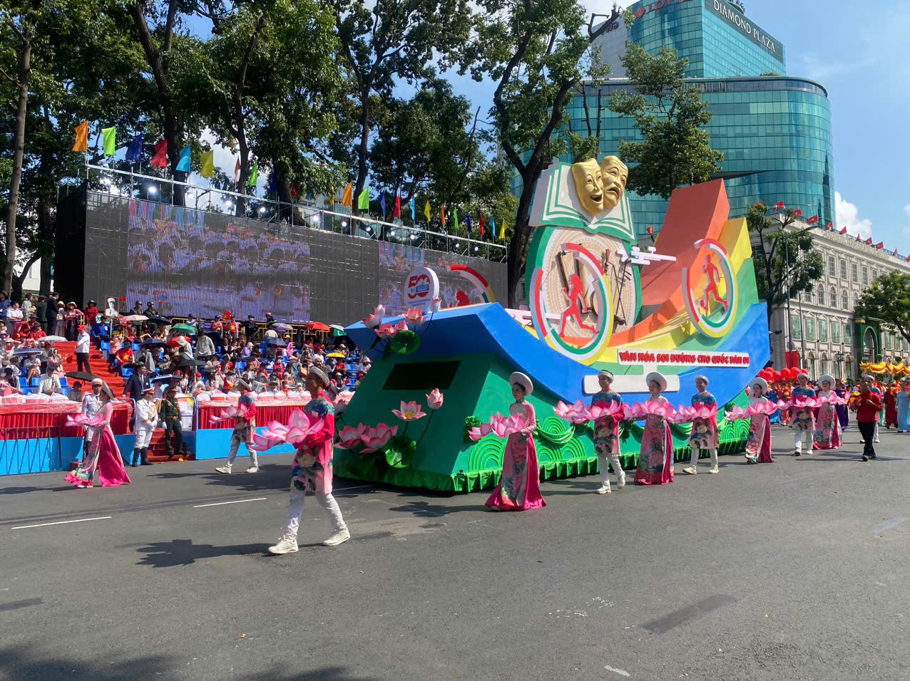 Tổng duyệt diễu binh, diễu hành 50 năm ngày thống nhất non sông: Tiêm kích Su-30MK2 thả bẫy nhiệt khi tiến vào TPHCM ảnh 58