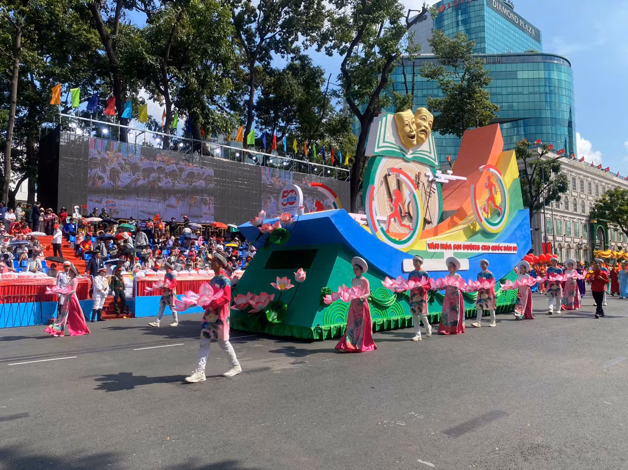 Tổng duyệt diễu binh, diễu hành 50 năm ngày thống nhất non sông: Tiêm kích Su-30MK2 thả bẫy nhiệt khi tiến vào TPHCM ảnh 58