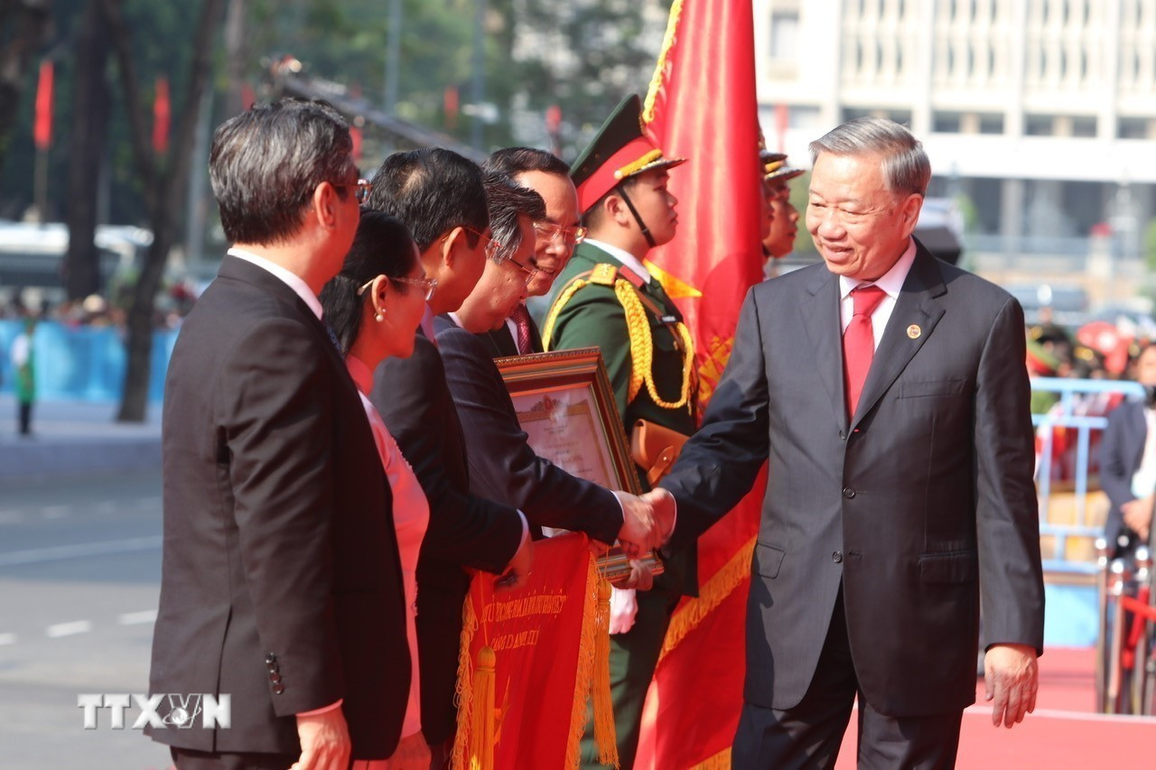 Tiêm kích Su-30MK2 thả bẫy nhiệt trên bầu trời TPHCM ảnh 16 Tiêm kích Su-30MK2 thả bẫy nhiệt trên bầu trời TPHCM ảnh 16