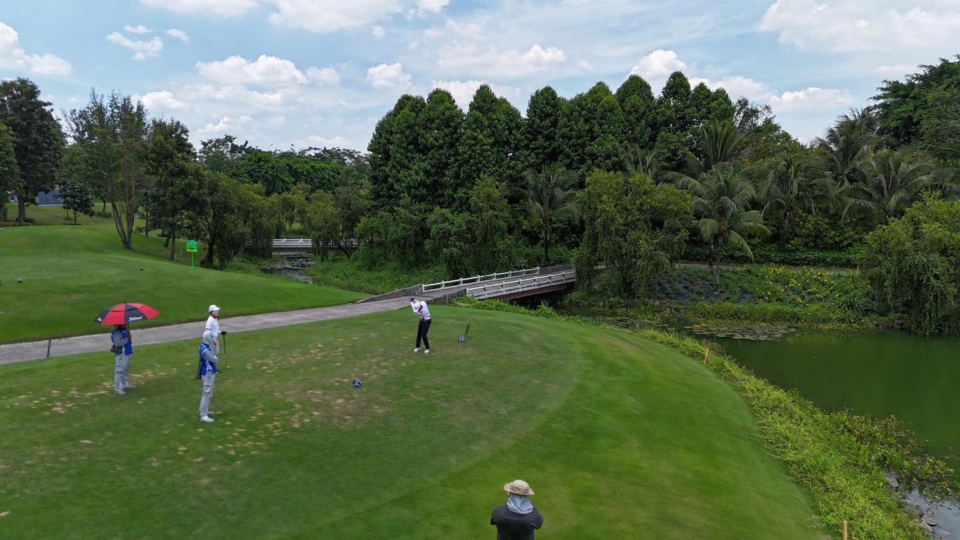 Mặt sân sử dụng loại cỏ cao cấp paspalum cả ở khu vực phát bóng, fairway và green. Sân cũng tận dụng tối đa địa hình tự nhiên, bên cạnh những bẫy cát, hồ nước để tạo nên nhiều thử thách hấp dẫn với các golfer. Mặt sân sử dụng loại cỏ cao cấp paspalum cả ở khu vực phát bóng, fairway và green. Sân cũng tận dụng tối đa địa hình tự nhiên, bên cạnh những bẫy cát, hồ nước để tạo nên nhiều thử thách hấp dẫn với các golfer.