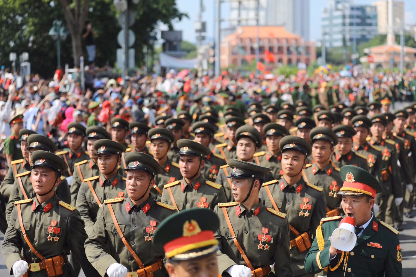 Tổng duyệt diễu binh, diễu hành 50 năm ngày thống nhất non sông: Tiêm kích Su-30MK2 thả bẫy nhiệt khi tiến vào TPHCM ảnh 70