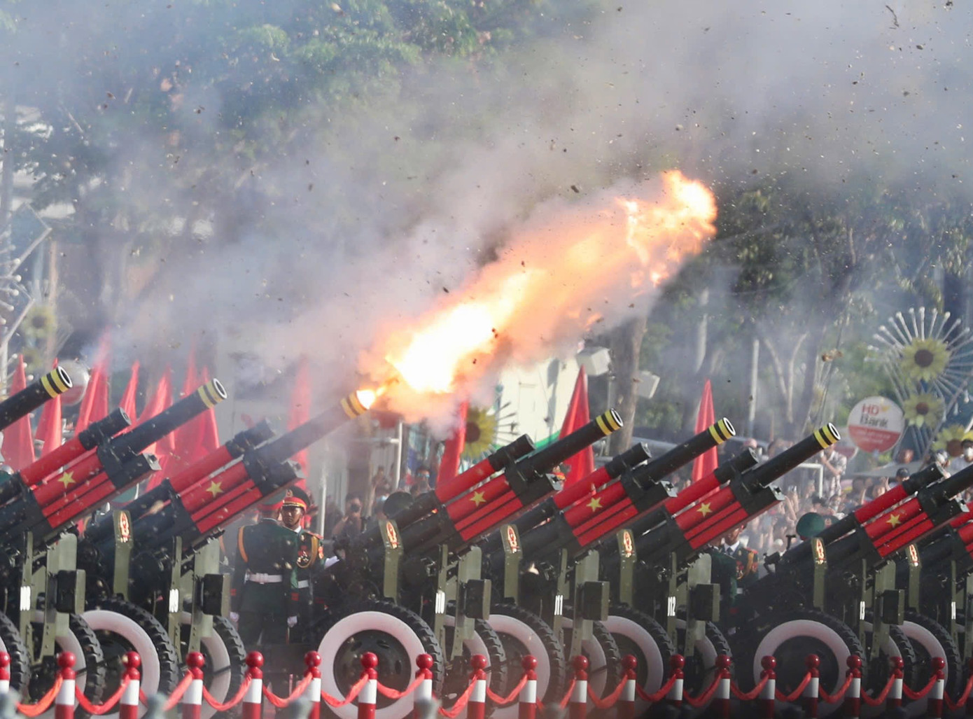 Tổng duyệt diễu binh, diễu hành 50 năm ngày thống nhất non sông: Tiêm kích Su-30MK2 thả bẫy nhiệt khi tiến vào TPHCM ảnh 30