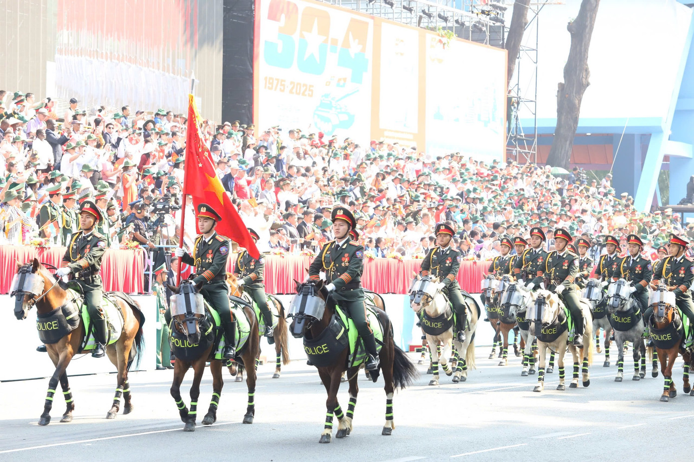 Tiêm kích Su-30MK2 thả bẫy nhiệt trên bầu trời TPHCM ảnh 46 Tiêm kích Su-30MK2 thả bẫy nhiệt trên bầu trời TPHCM ảnh 46