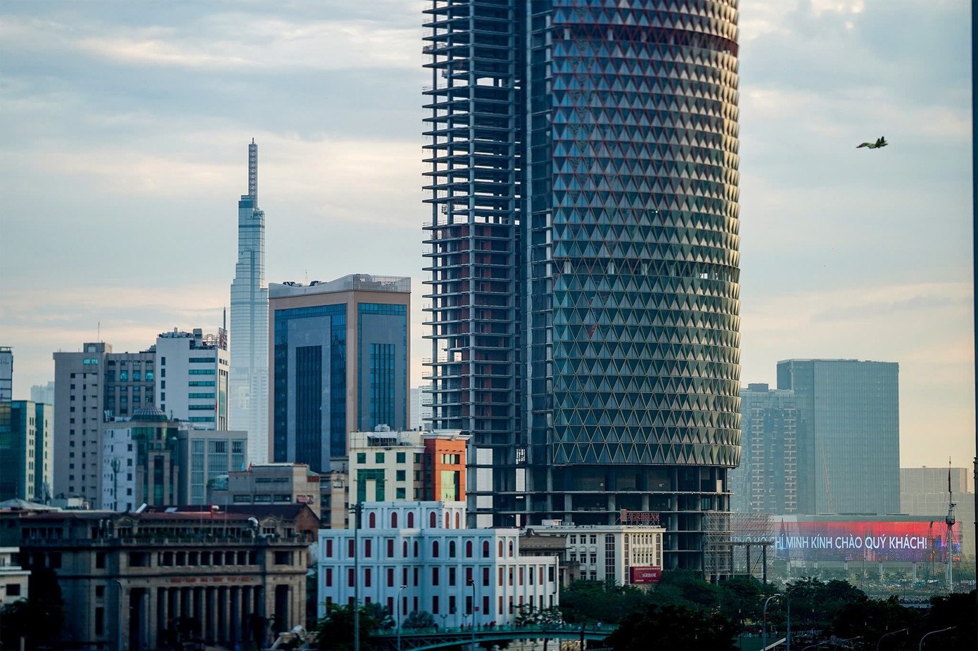 Tổng duyệt diễu binh, diễu hành 50 năm ngày thống nhất non sông: Tiêm kích Su-30MK2 thả bẫy nhiệt khi tiến vào TPHCM ảnh 13