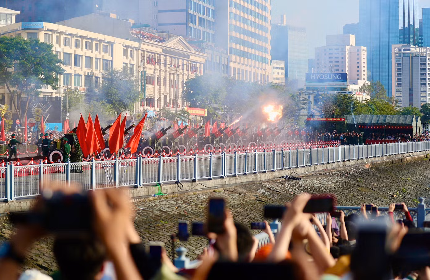 Tổng duyệt diễu binh, diễu hành 50 năm ngày thống nhất non sông: Tiêm kích Su-30MK2 thả bẫy nhiệt khi tiến vào TPHCM ảnh 31