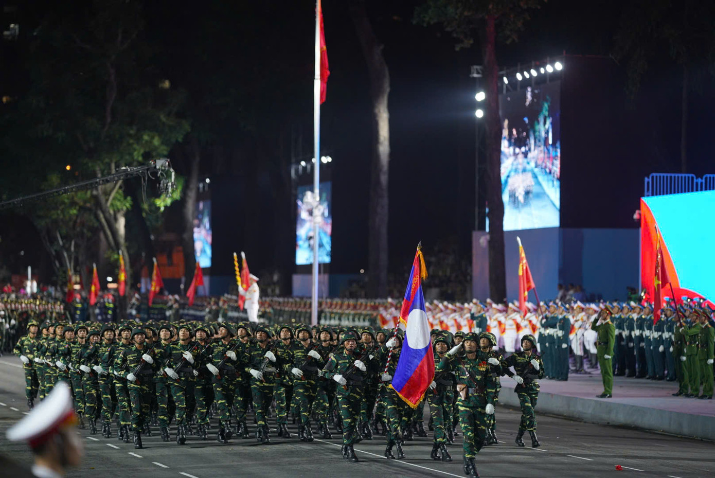Các chiến sĩ quân đội Lào đi qua lễ đài. Các chiến sĩ quân đội Lào đi qua lễ đài.