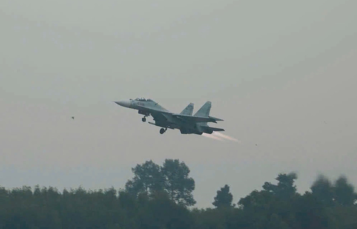 Tiêm kích Su-30MK2 của Quân chủng Phòng không - Không quân bay khí tượng xuất phát từ sân bay Biên Hòa, hướng về TPHCM, nhằm xác định lượng mây, tầm nhìn, xu thế phát triển của các hiện tượng thời tiết, hướng và tốc độ gió… Tiêm kích Su-30MK2 của Quân chủng Phòng không - Không quân bay khí tượng xuất phát từ sân bay Biên Hòa, hướng về TPHCM, nhằm xác định lượng mây, tầm nhìn, xu thế phát triển của các hiện tượng thời tiết, hướng và tốc độ gió…