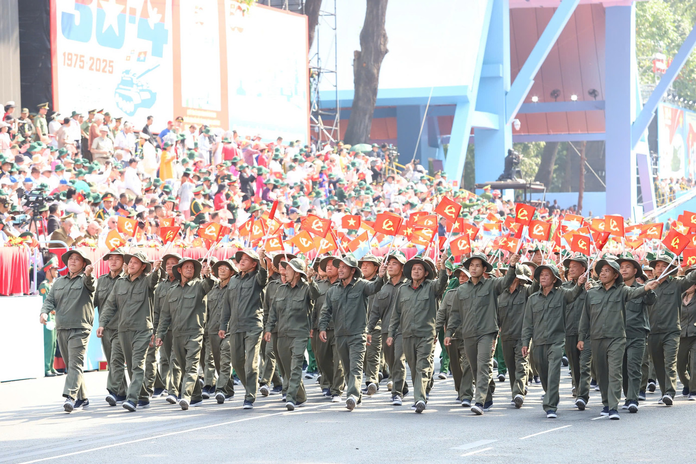 Tiêm kích Su-30MK2 thả bẫy nhiệt trên bầu trời TPHCM ảnh 50 Tiêm kích Su-30MK2 thả bẫy nhiệt trên bầu trời TPHCM ảnh 50