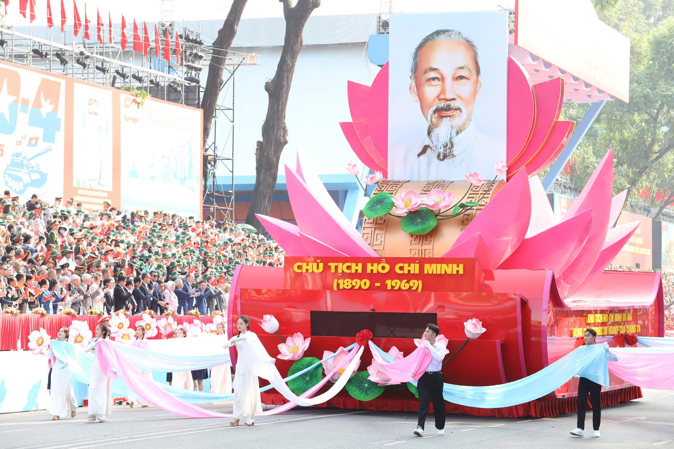 Tiêm kích Su-30MK2 thả bẫy nhiệt trên bầu trời TPHCM ảnh 29 Tiêm kích Su-30MK2 thả bẫy nhiệt trên bầu trời TPHCM ảnh 29