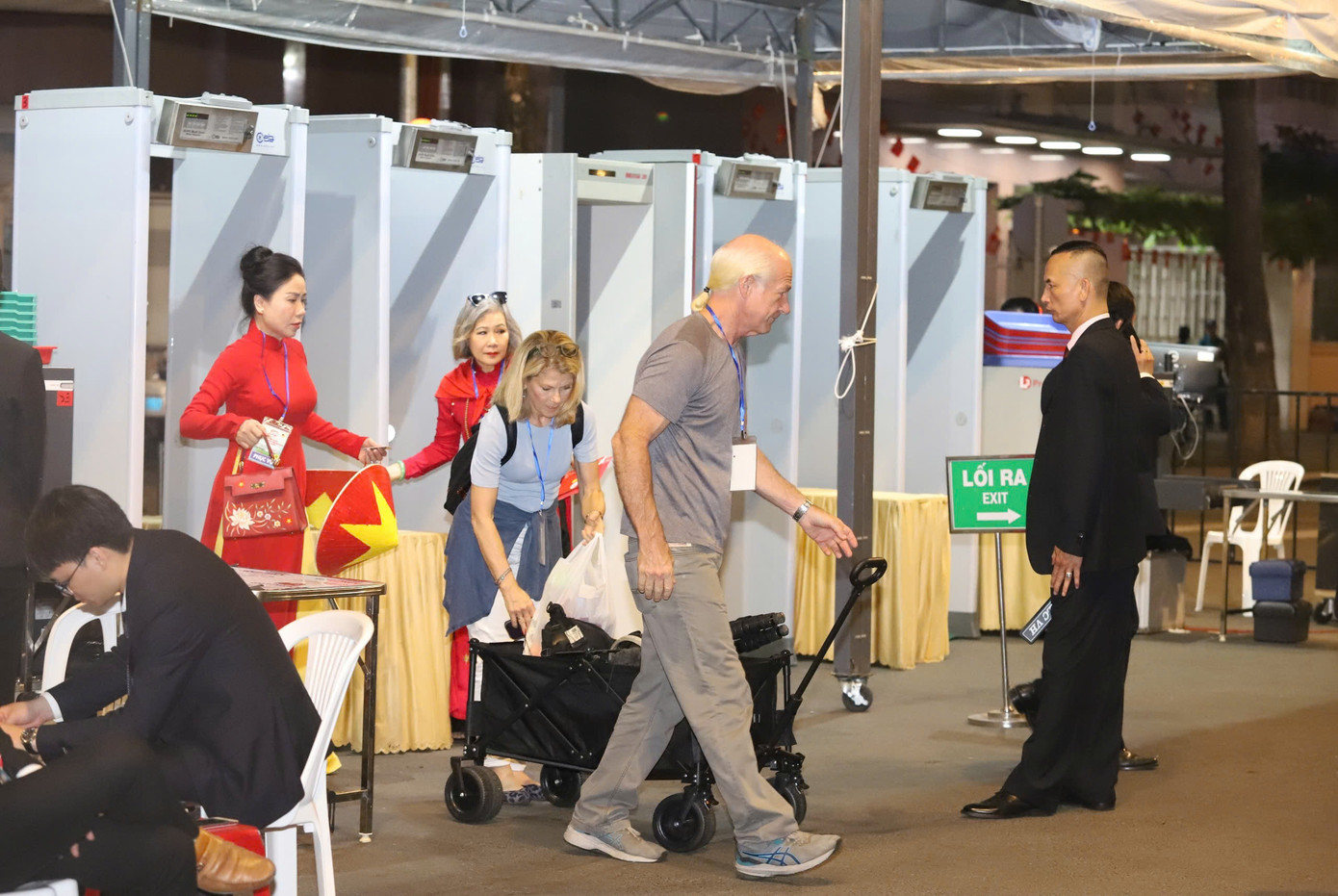 Phóng viên trong nước và quốc tế tập trung tại khu vực tác nghiệp trên đường Lê Duẩn. Phóng viên trong nước và quốc tế tập trung tại khu vực tác nghiệp trên đường Lê Duẩn.