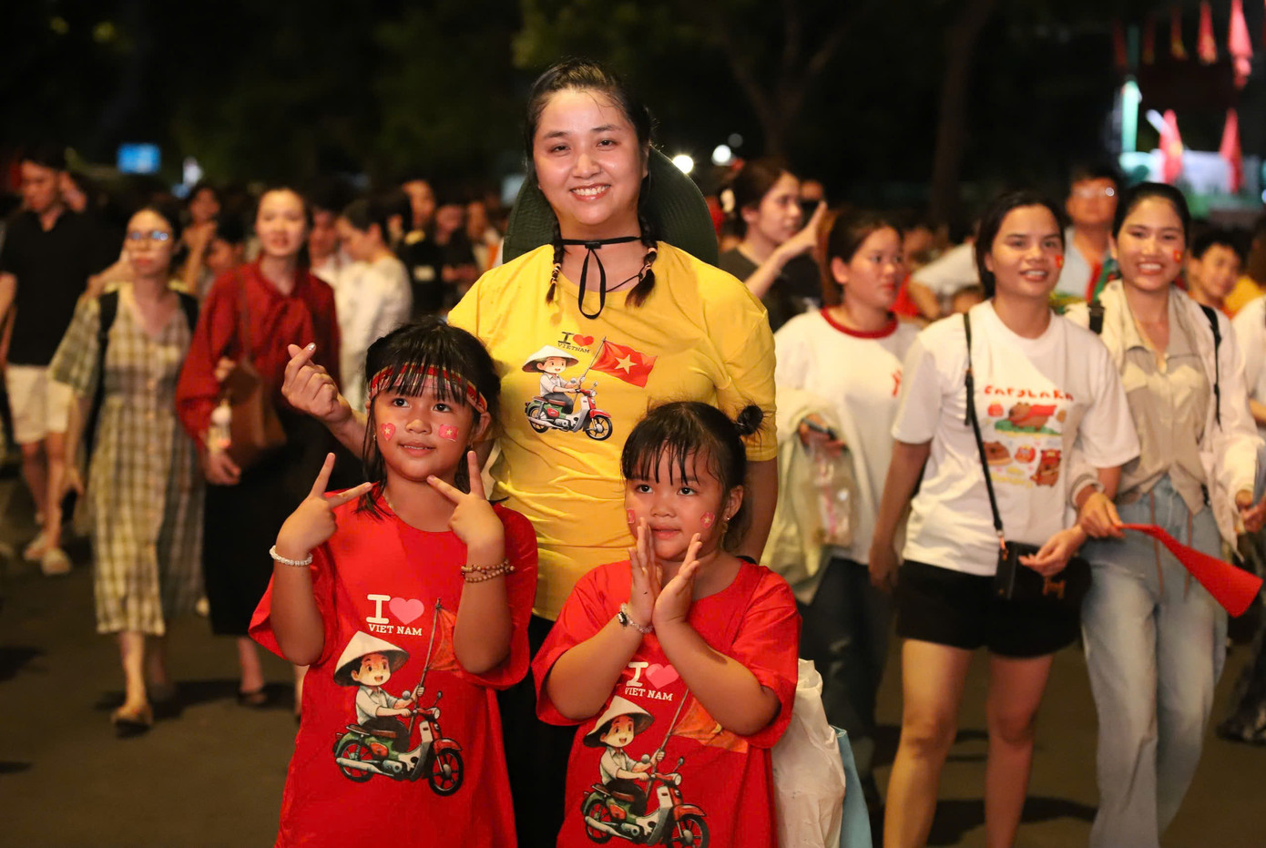 Với nhiều người dân TPHCM, lễ kỷ niệm 50 năm Ngày Giải phóng miền Nam, thống nhất đất nước là sự kiện trọng đại trong đời. Với nhiều người dân TPHCM, lễ kỷ niệm 50 năm Ngày Giải phóng miền Nam, thống nhất đất nước là sự kiện trọng đại trong đời.