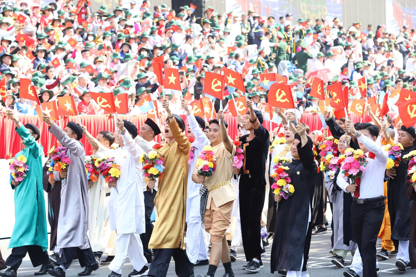 Tiêm kích Su-30MK2 thả bẫy nhiệt trên bầu trời TPHCM ảnh 47 Tiêm kích Su-30MK2 thả bẫy nhiệt trên bầu trời TPHCM ảnh 47