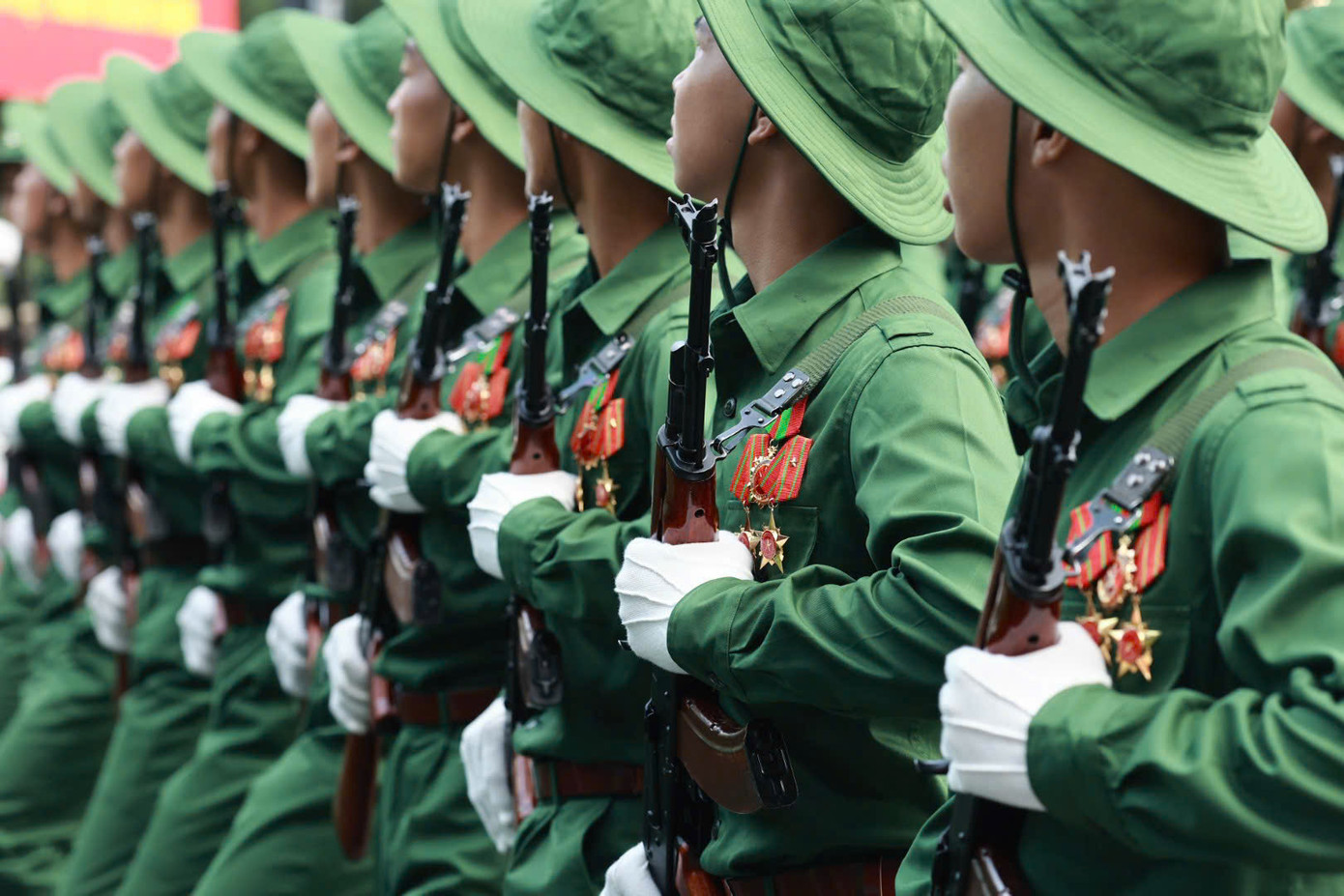 Tiêm kích Su-30MK2 thả bẫy nhiệt trên bầu trời TPHCM ảnh 54 Tiêm kích Su-30MK2 thả bẫy nhiệt trên bầu trời TPHCM ảnh 54