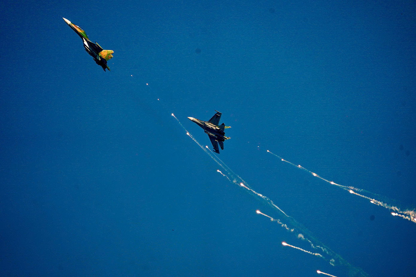 Tiêm kích Su-30MK2 thả bẫy nhiệt trên nền trời TPHCM. Tiêm kích Su-30MK2 thả bẫy nhiệt trên nền trời TPHCM.