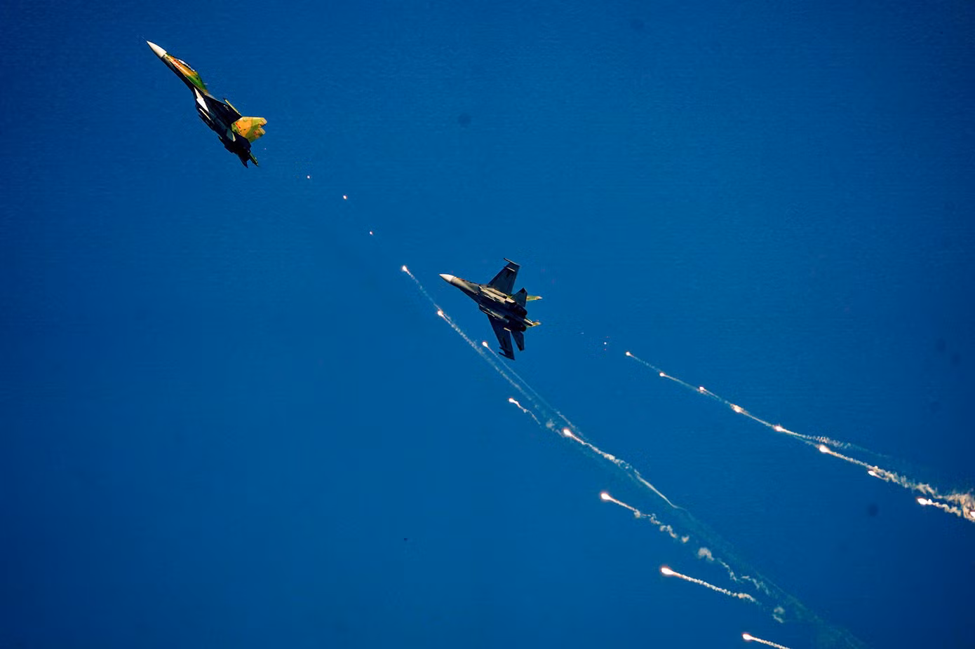 Tiêm kích Su-30MK2 thả bẫy nhiệt trên nền trời TPHCM.