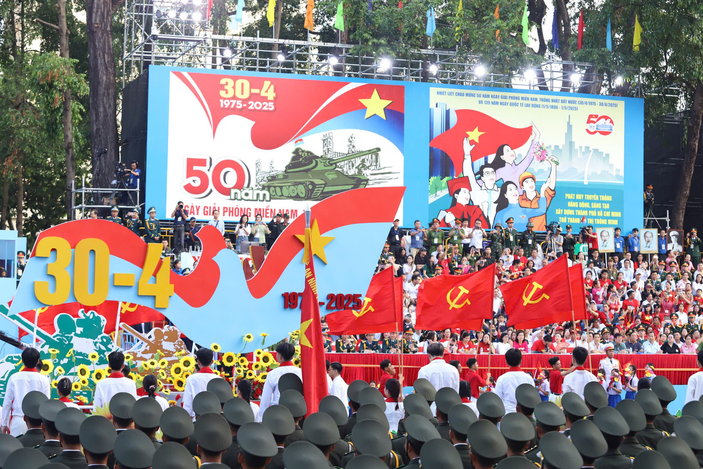 Tổng duyệt diễu binh, diễu hành 50 năm ngày thống nhất non sông: Tiêm kích Su-30MK2 thả bẫy nhiệt khi tiến vào TPHCM ảnh 24