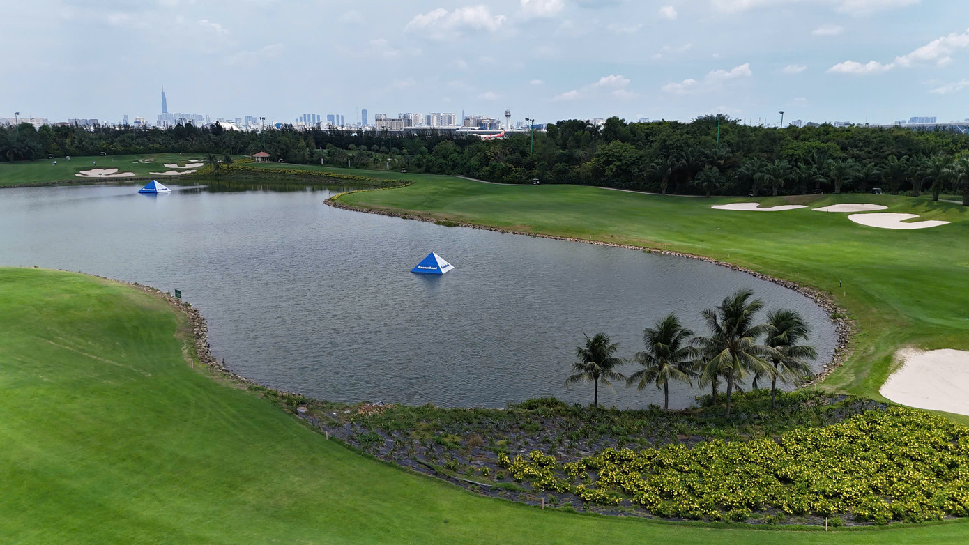 Đặc điểm nổi bật của sân golf Tân Sơn Nhất chính là các hố có khoảng cách dài, các bẫy cát bố trí hiểm hóc, sâu và sử dụng loại cát xốp, để nếu bóng rơi xuống sẽ rất chật vật mới có thể thoát ra. Một chi tiết ấn tượng khác chính là khung cảnh đầy thơ mộng, với màu xanh trải dài bởi cây cối và thảm cỏ. Đặc điểm nổi bật của sân golf Tân Sơn Nhất chính là các hố có khoảng cách dài, các bẫy cát bố trí hiểm hóc, sâu và sử dụng loại cát xốp, để nếu bóng rơi xuống sẽ rất chật vật mới có thể thoát ra. Một chi tiết ấn tượng khác chính là khung cảnh đầy thơ mộng, với màu xanh trải dài bởi cây cối và thảm cỏ.