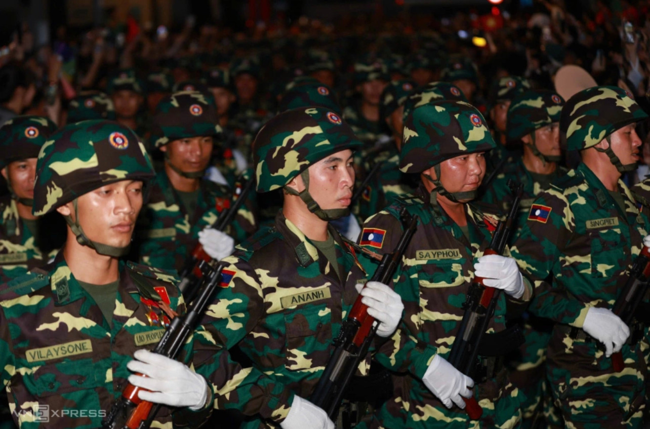 Quân đội Lào tập dượt trước giờ sơ luyện diễu binh. Ảnh: Vnexpress Quân đội Lào tập dượt trước giờ sơ luyện diễu binh. Ảnh: Vnexpress