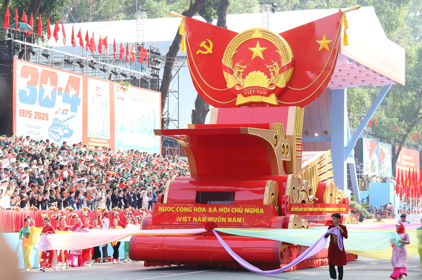 Tiêm kích Su-30MK2 thả bẫy nhiệt trên bầu trời TPHCM ảnh 27 Tiêm kích Su-30MK2 thả bẫy nhiệt trên bầu trời TPHCM ảnh 27