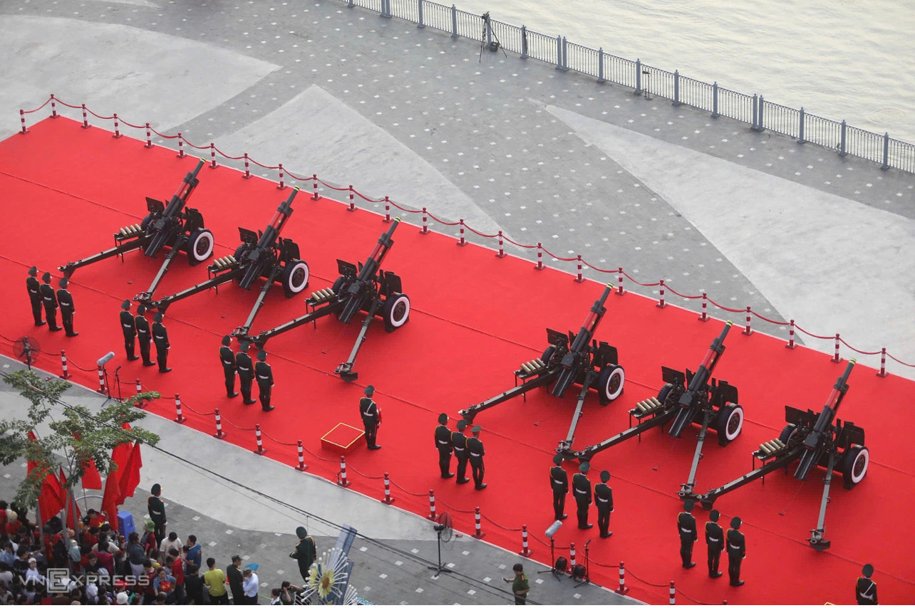 Dàn đại bác ở Bến Bạch Đằng chuẩn bị khai hỏa. Ảnh: Vnexpress Dàn đại bác ở Bến Bạch Đằng chuẩn bị khai hỏa. Ảnh: Vnexpress