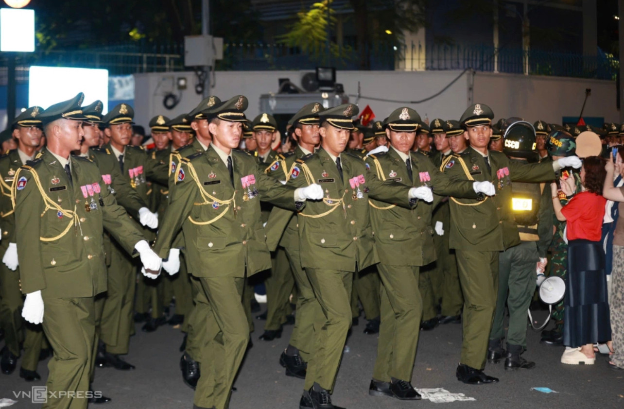 Quân đội Hoàng gia Campuchia tập luyện trước giờ hợp luyện. Ảnh: Vnexpress Quân đội Hoàng gia Campuchia tập luyện trước giờ hợp luyện. Ảnh: Vnexpress