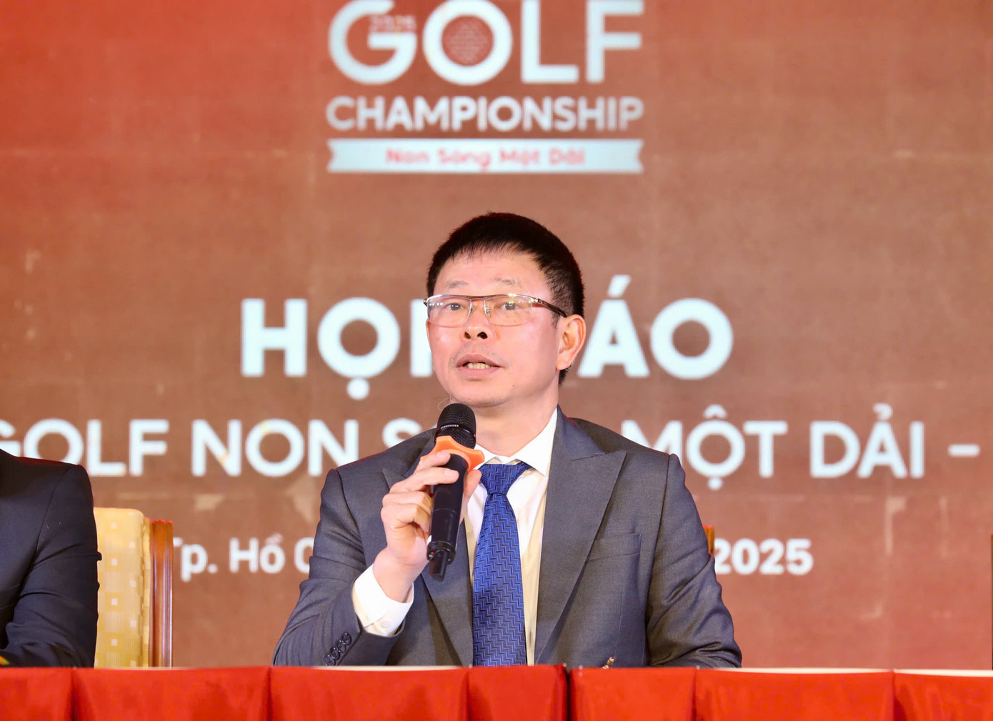 Nhà báo Phùng Công Sưởng.