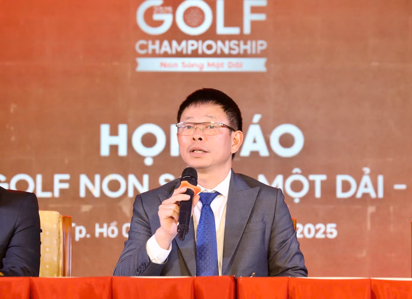 Nhà báo Phùng Công Sưởng.
