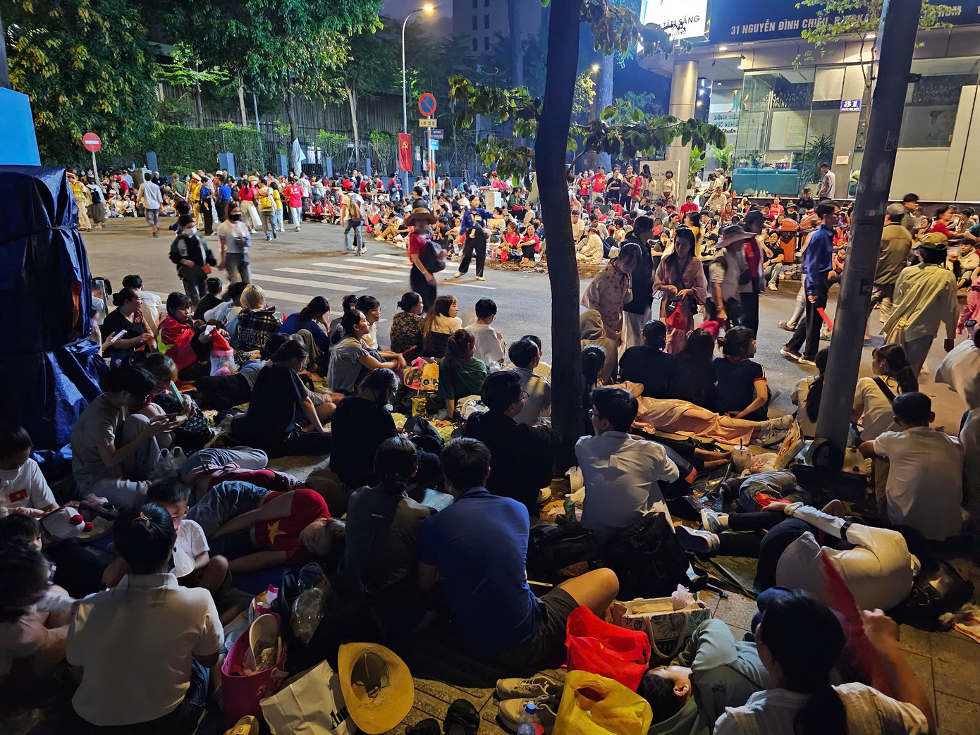 Tổng duyệt diễu binh, diễu hành 50 năm ngày thống nhất non sông: Tiêm kích Su-30MK2 thả bẫy nhiệt khi tiến vào TPHCM ảnh 3