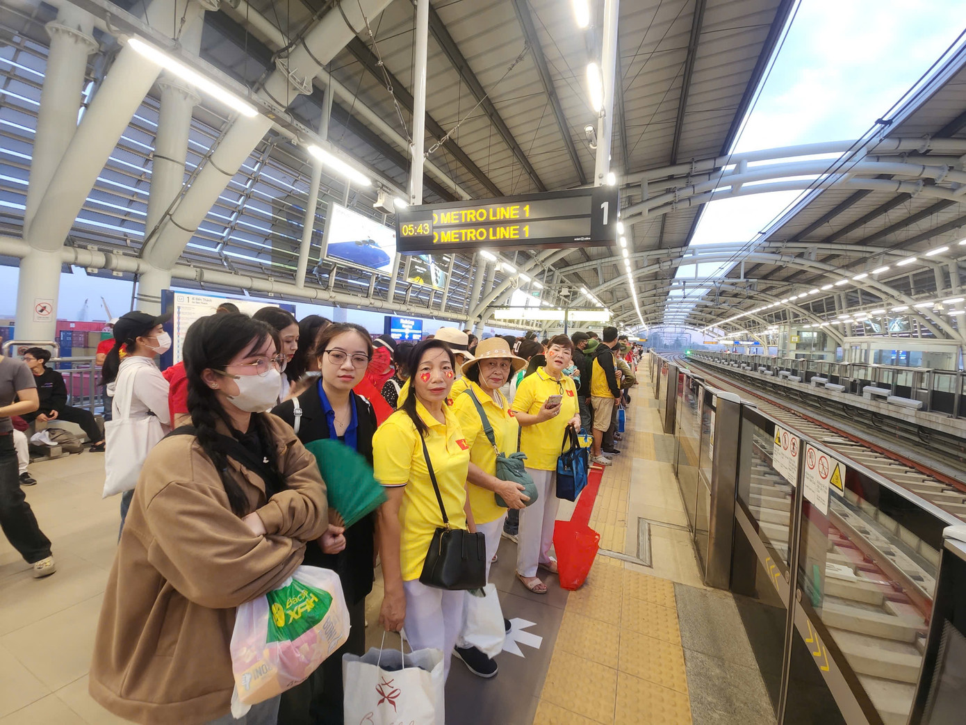 Tổng duyệt diễu binh, diễu hành 50 năm ngày thống nhất non sông: Tiêm kích Su-30MK2 thả bẫy nhiệt khi tiến vào TPHCM ảnh 8