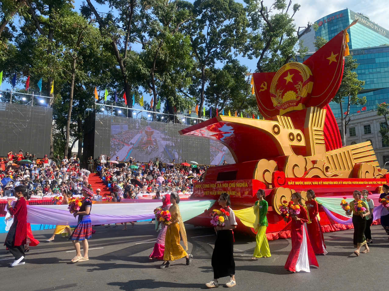 Dẫn đầu là xe Nghi trượng Quốc huy nước Cộng hòa xã hội chủ nghĩa Việt Nam.