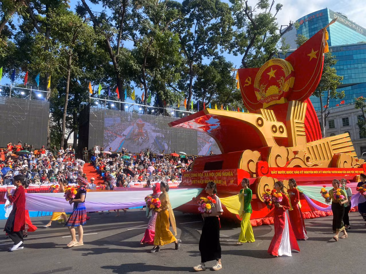 Dẫn đầu là xe Nghi trượng Quốc huy nước Cộng hòa xã hội chủ nghĩa Việt Nam.