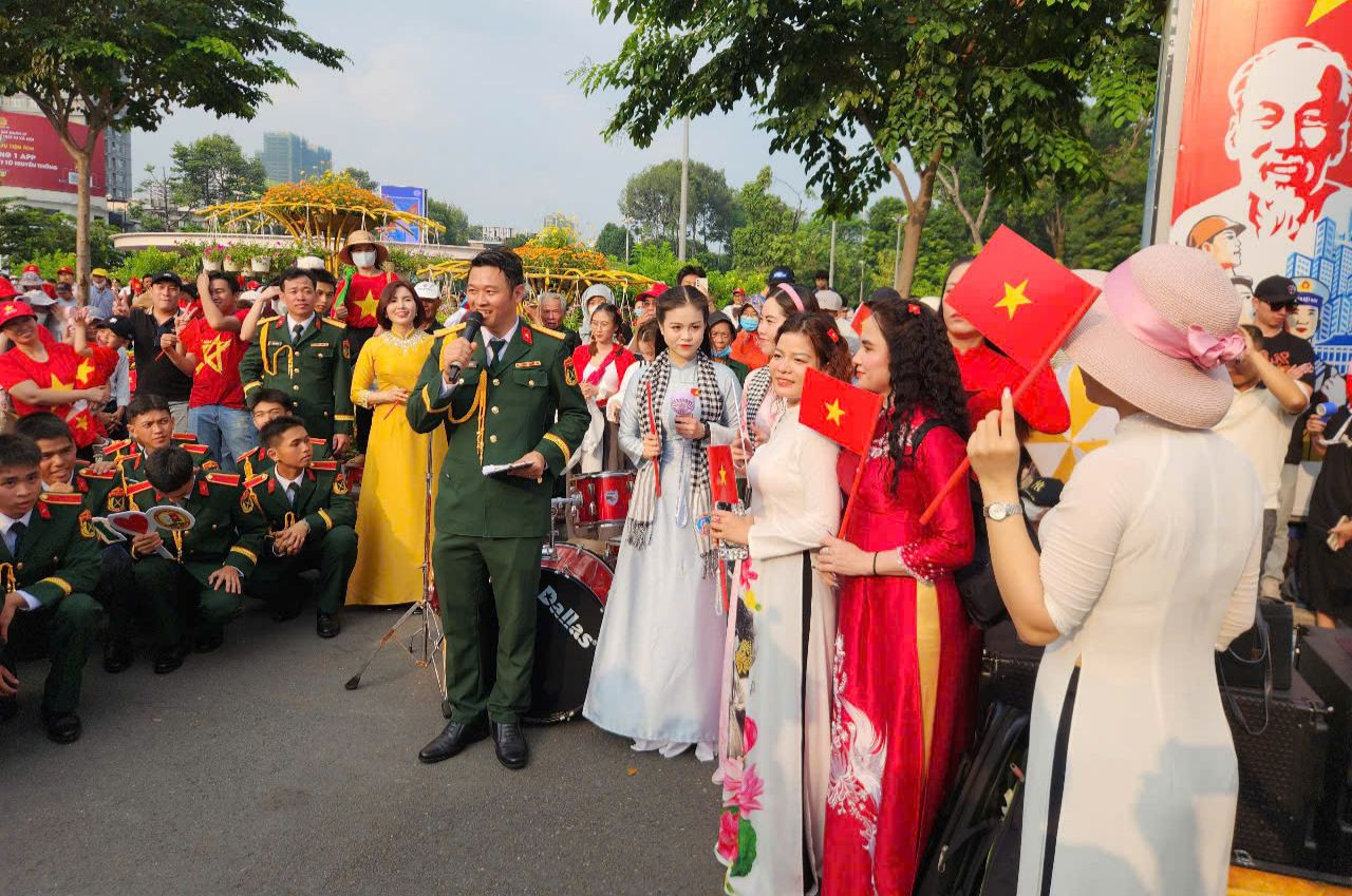 Tiêm kích Su-30MK2 thả bẫy nhiệt trên bầu trời TPHCM ảnh 3 Tiêm kích Su-30MK2 thả bẫy nhiệt trên bầu trời TPHCM ảnh 3