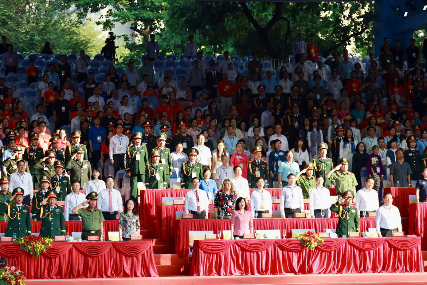 Tổng duyệt diễu binh, diễu hành 50 năm ngày thống nhất non sông: Tiêm kích Su-30MK2 thả bẫy nhiệt khi tiến vào TPHCM ảnh 26