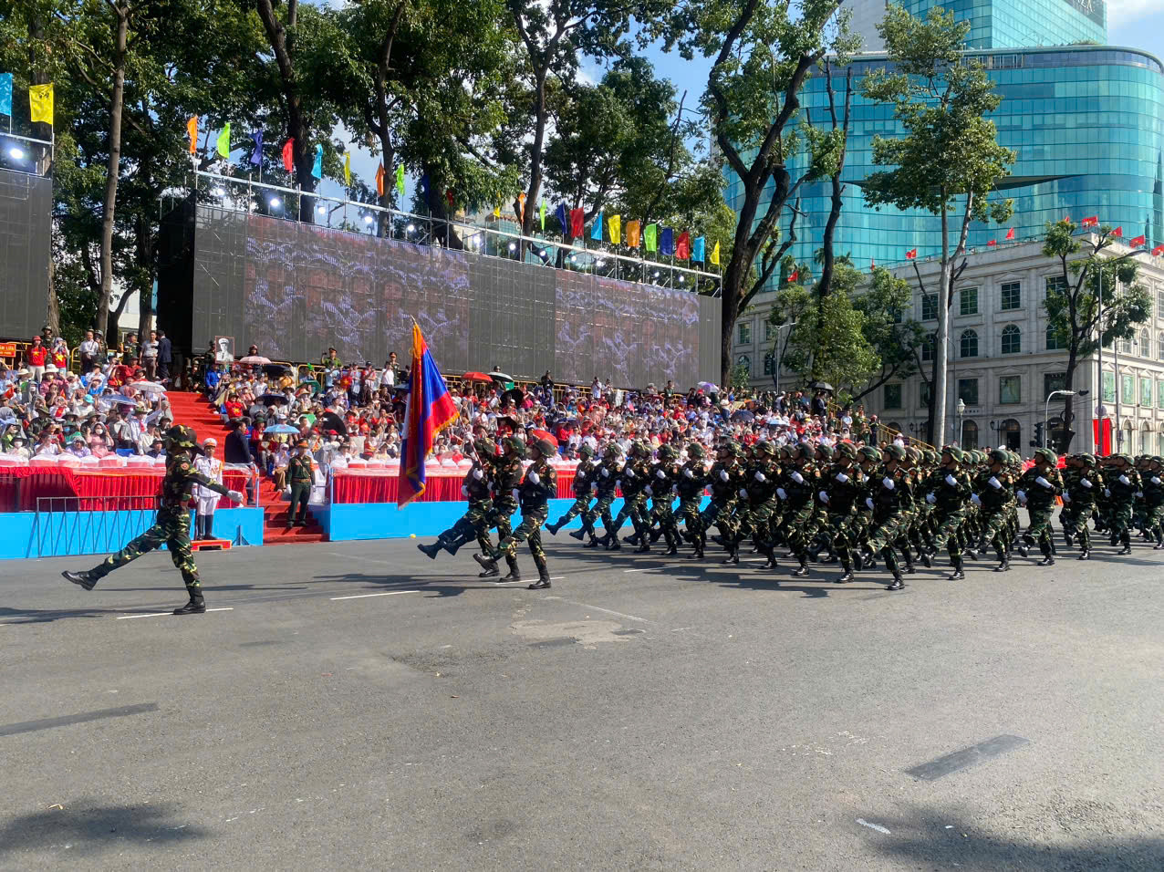 Khối các chiến sĩ quân đội Lào đi qua lễ đài.