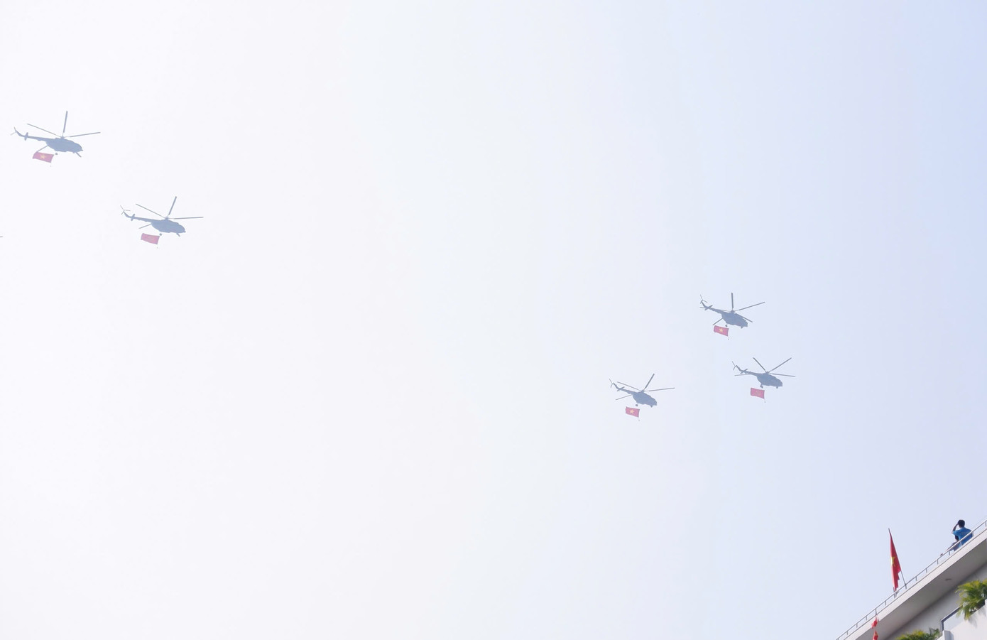 Dẫn đầu đội hình là các máy bay Mi-8T, Mi-17, Mi-171. Đây là các loại máy bay trực thăng được sử dụng để thực hiện nhiệm vụ sẵn sàng chiến đấu, bay chuyên cơ phục vụ các đồng chí lãnh đạo Đảng, Nhà nước, Quân đội; vận chuyển quân sự, tìm kiếm, cứu hộ, cứu nạn và sử dụng để đào tạo, huấn luyện giáo viên, tổ bay cho học viên trong nước và quốc tế. Dẫn đầu đội hình là các máy bay Mi-8T, Mi-17, Mi-171. Đây là các loại máy bay trực thăng được sử dụng để thực hiện nhiệm vụ sẵn sàng chiến đấu, bay chuyên cơ phục vụ các đồng chí lãnh đạo Đảng, Nhà nước, Quân đội; vận chuyển quân sự, tìm kiếm, cứu hộ, cứu nạn và sử dụng để đào tạo, huấn luyện giáo viên, tổ bay cho học viên trong nước và quốc tế.