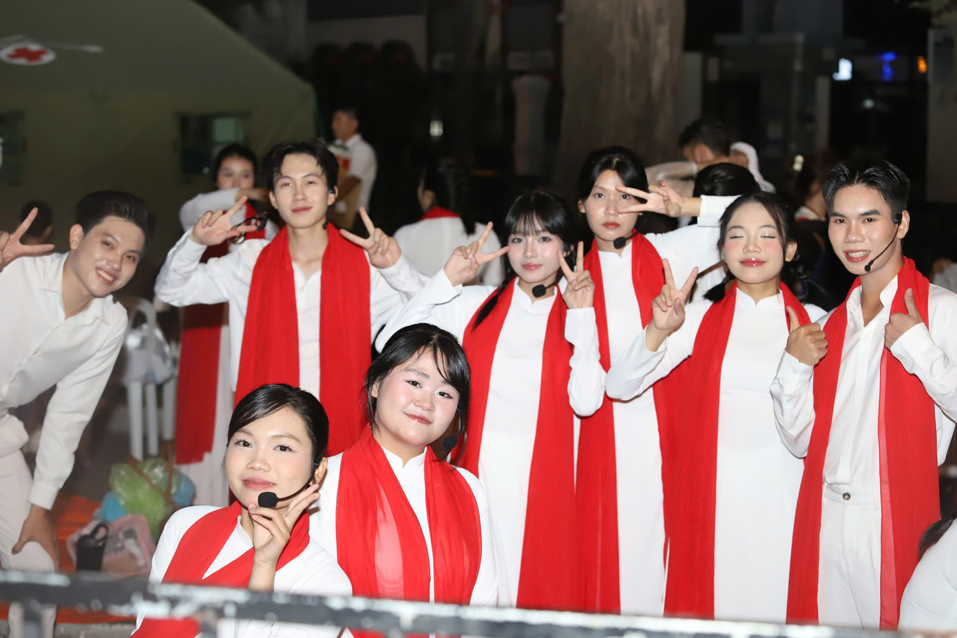 Nhóm Hợp xướng phương Nam (thuộc Trung tâm Ca nhạc nhẹ TPHCM) chuẩn bị cho phần biểu diễn văn nghệ tại lễ kỷ niệm. Nhóm Hợp xướng phương Nam (thuộc Trung tâm Ca nhạc nhẹ TPHCM) chuẩn bị cho phần biểu diễn văn nghệ tại lễ kỷ niệm.