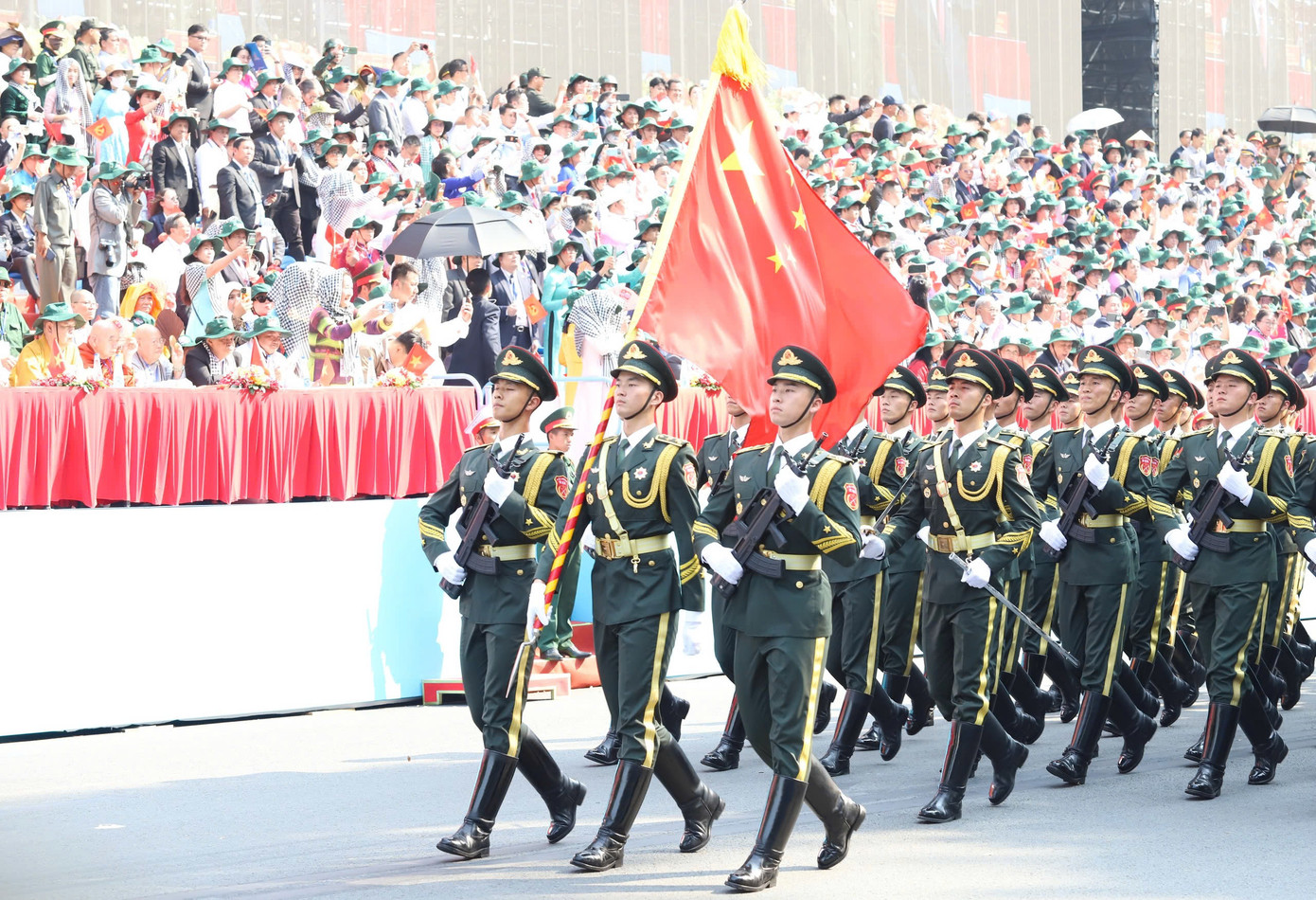 Tiêm kích Su-30MK2 thả bẫy nhiệt trên bầu trời TPHCM ảnh 43 Tiêm kích Su-30MK2 thả bẫy nhiệt trên bầu trời TPHCM ảnh 43