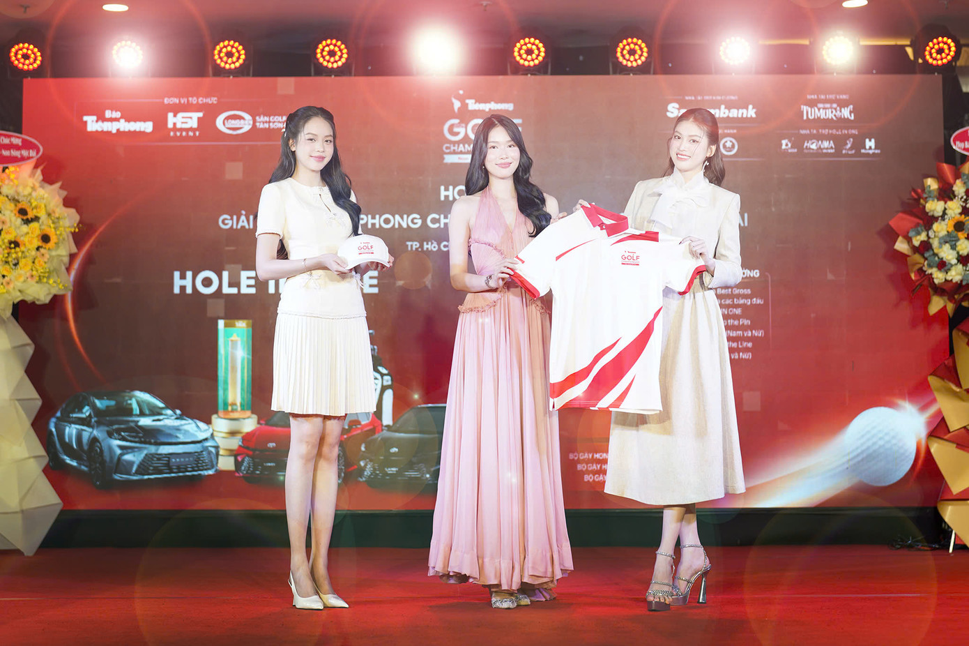 Các đại sứ Giải Tiền Phong Golf Championship - Non sông một dải giới thiệu áo đấu của giải.