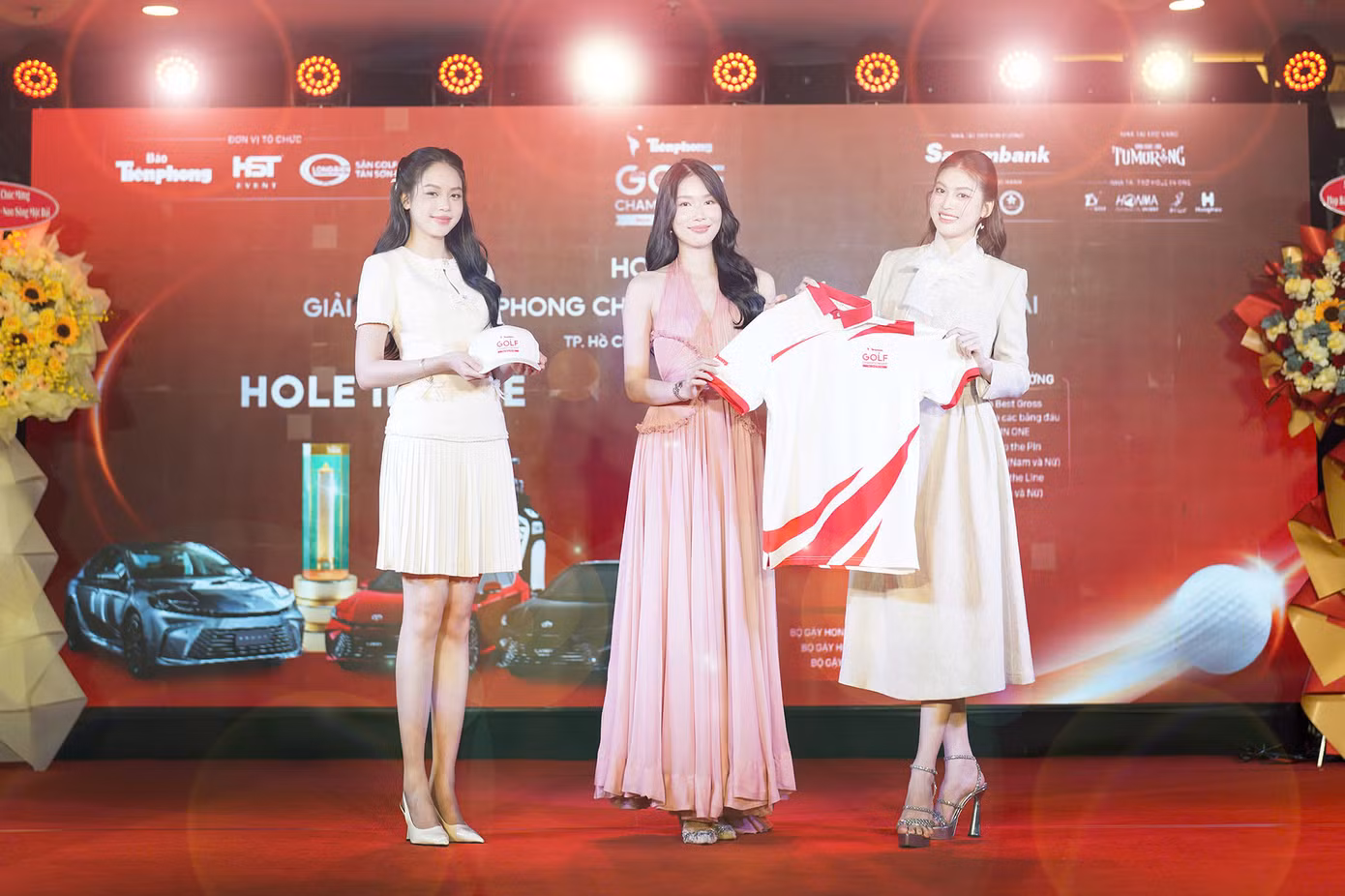 Các đại sứ Giải Tiền Phong Golf Championship - Non sông một dải giới thiệu áo đấu của giải.