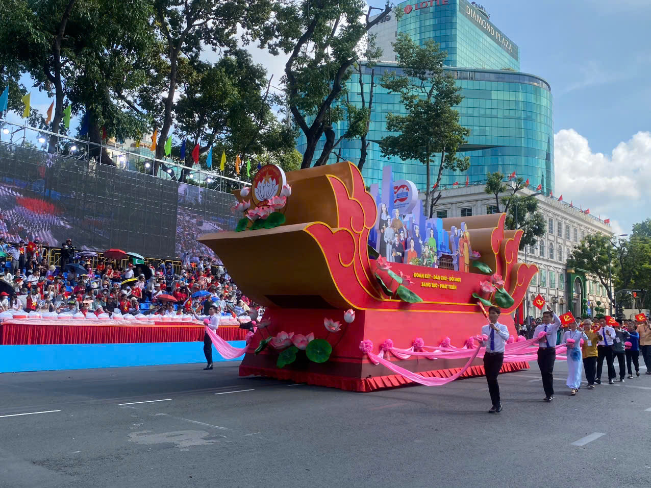 Tổng duyệt diễu binh, diễu hành 50 năm ngày thống nhất non sông: Tiêm kích Su-30MK2 thả bẫy nhiệt khi tiến vào TPHCM ảnh 57