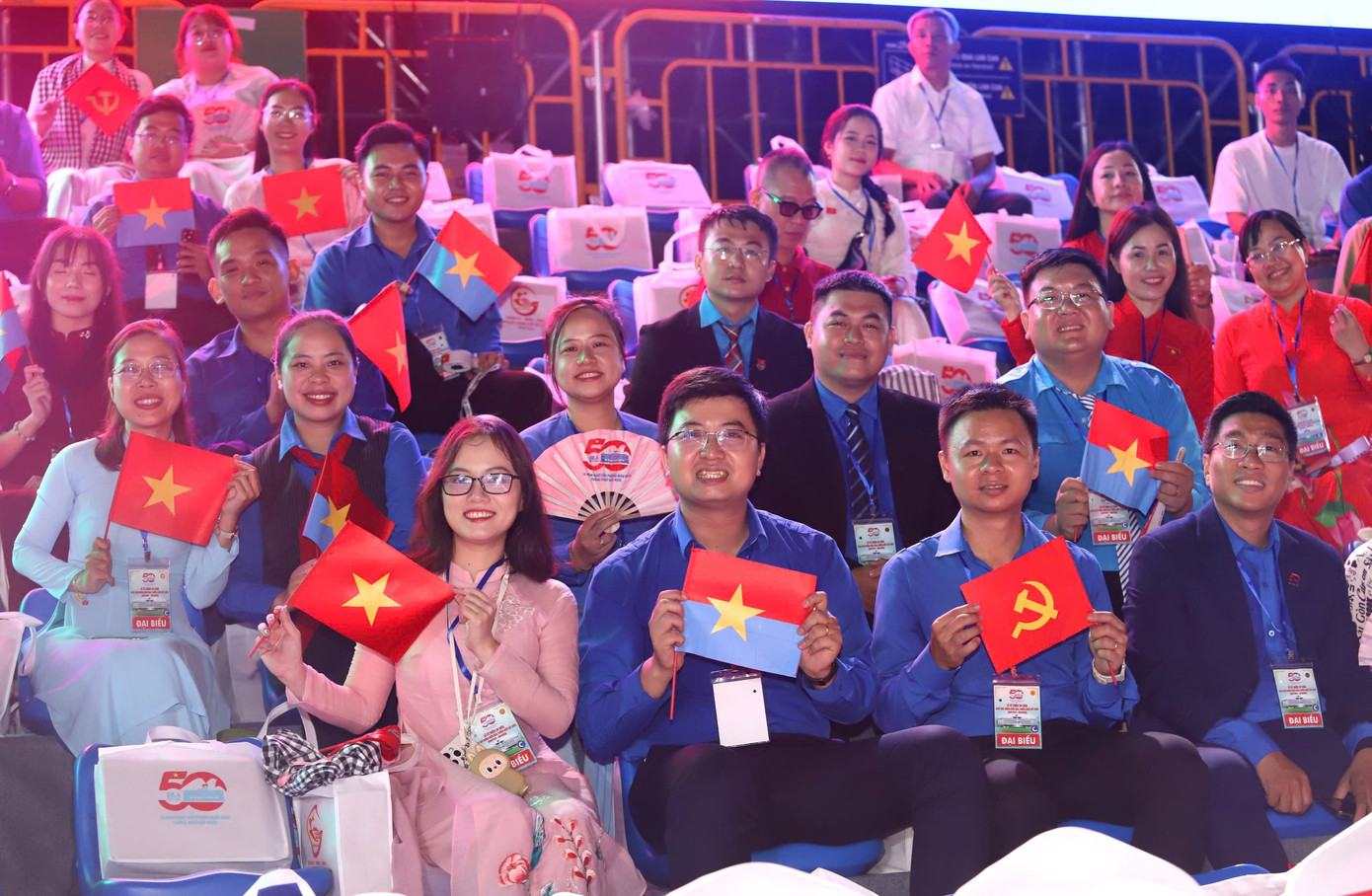 Các cán bộ Đoàn chủ chốt Thành Đoàn TPHCM và cơ sở Đoàn ổn định chỗ ngồi để chuẩn bị cho buổi lễ quan trọng. Các cán bộ Đoàn chủ chốt Thành Đoàn TPHCM và cơ sở Đoàn ổn định chỗ ngồi để chuẩn bị cho buổi lễ quan trọng.