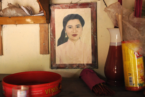 Chị Nguyễn Thị Hoan bị sát hại năm 31 tuổi, gia đình vẫn treo ảnh chị trên vách như bức ảnh thờ. Ảnh: Quý Đoàn