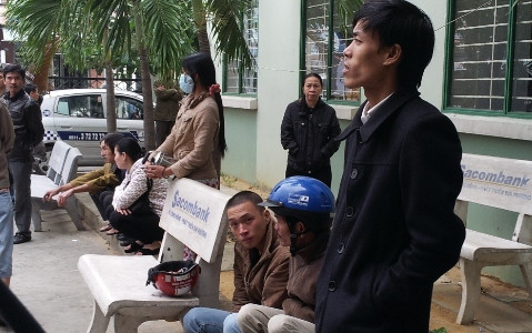 Người thân gia đình từng giờ ngóng tin sức khỏe của T. Ảnh: Nguyễn Huy Người thân gia đình T. cạn khô nước mắt ngóng tin