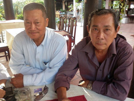 Ông Trần Trinh Đức (phải) và ông Phan Kim Khánh - cháu gọi Công Tử Bạc Liêu bằng cậu hàng ngày ngồi tại Nhà hàng khách sạn Công tử Bạc Liêu khi mất việc