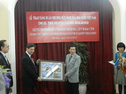 Trao huân chương hữu nghị cho ông Kotolov