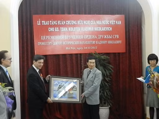 Trao huân chương hữu nghị cho ông Kotolov
