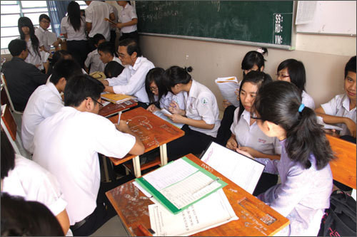 Khảo bài nhóm với nhau thế này cũng giúp các bạn học tập nhiều bí quyết từ bạn bè rất nhiều.. Khảo bài nhóm với nhau thế này cũng giúp các bạn học tập nhiều bí quyết từ bạn bè rất nhiều.