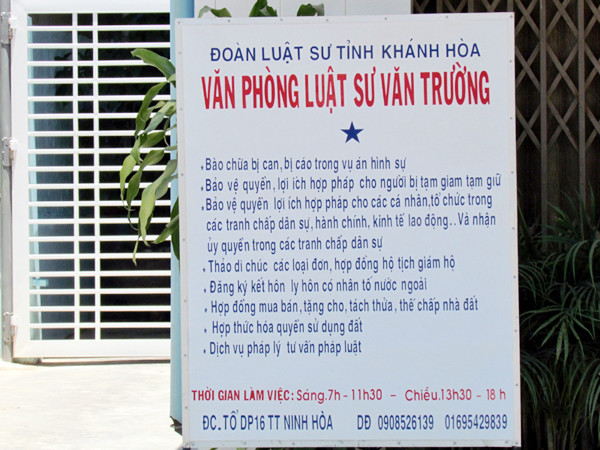 Bảng hiệu “Văn phòng Luật sư Văn Trường” trước TAND thị xã Ninh Hòa