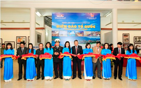 Lãnh đạo TTXVN và VIETSOVPETRO dự lễ khai mạc triển lãm. Lãnh đạo TTXVN và VIETSOVPETRO dự lễ khai mạc triển lãm